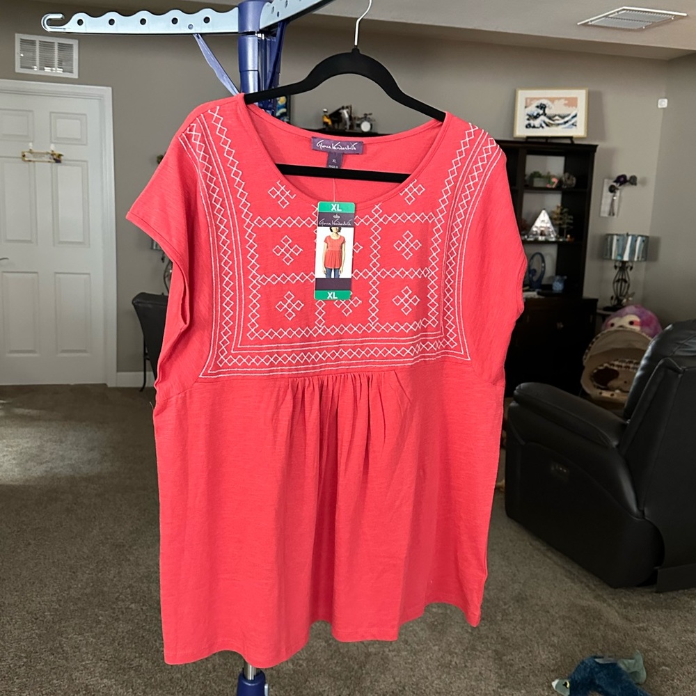 Gloria Vanderbilt NWT orangish pink short sleeve embroidery in front top. XL